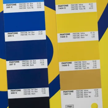 Spil mellem PANTONE 287 C og 7406 C på vores roll-up-banner